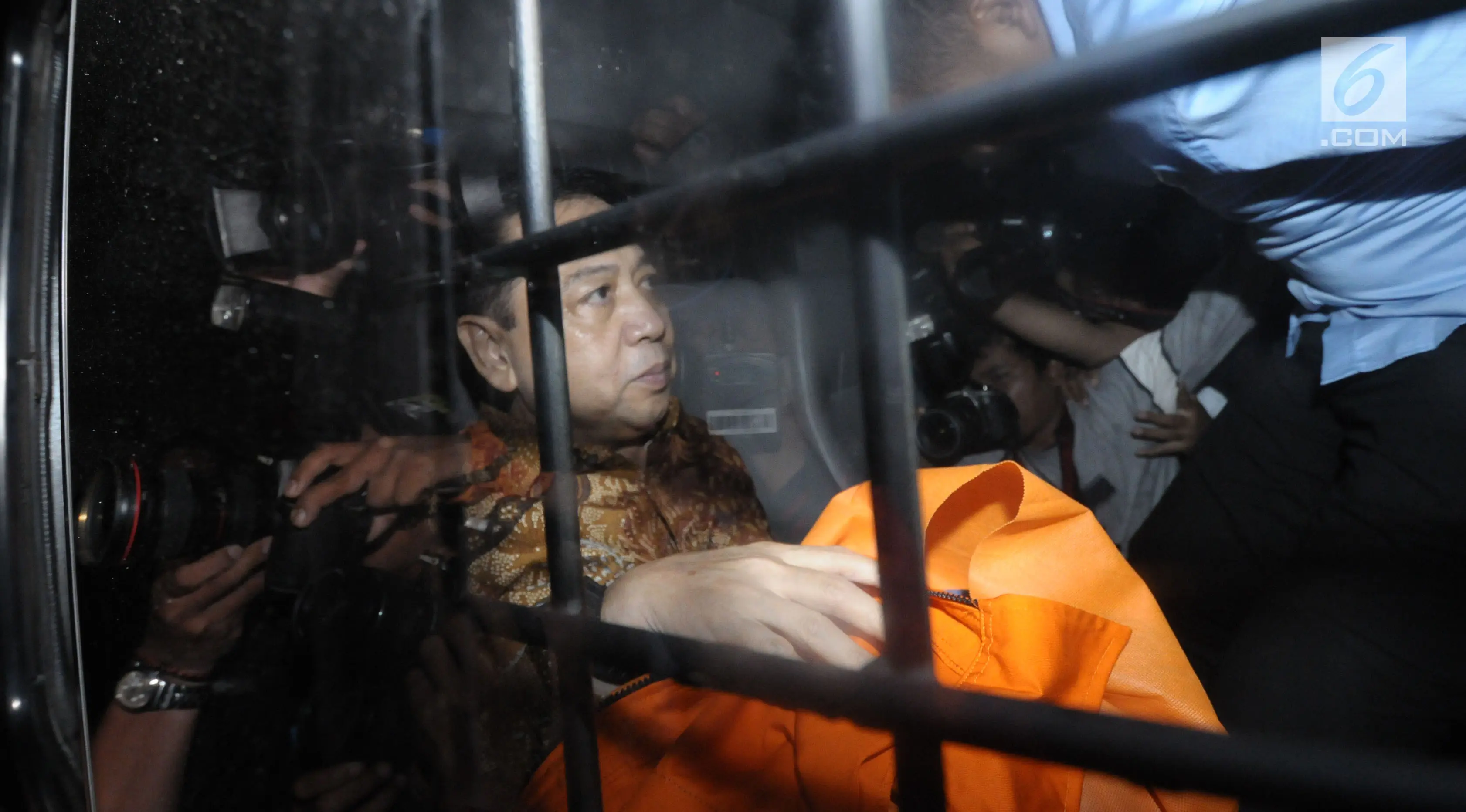 Terdakwa korupsi proyek e-KTP, Setya Novanto saat di mobil tahanan KPK usai menjalani sidang putusan di Pengadilan Tipikor, Jakarta, Selasa (24/4). Setya Novanto divonis 15 tahun penjara dan denda 500 juta rupiah. (Liputan6.com/Helmi Fithriansyah)
