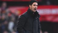 Mikel Arteta, manajer Arsenal, mendampingi tim saat pertandingan melawan Manchester United di Old Trafford, Minggu (9-3-2025). (Bola.com/arsenal.com)