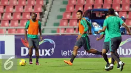 Penyerang Timnas Indonesia, Boaz Salossa (kiri) saat latihan jelang final kedua Piala AFF 2016 di Rajamangala Stadium, Bangkok, Thailand, Jumat (16/12). Indonesia akan melakoni laga tandang lawan Thailand. (Liputan6.com/Helmi Fithriansyah)