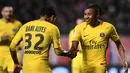 Gelandang Paris Saint-Germain (PSG), Christopher Nkunku, melakukan selebrasi bersama Dani Alves pada laga Liga 1 Prancis di Stadion Aube, Sabtu (2/2/2018). Troyes takluk 0-2 dari PSG. (AFP/Franck Fife)