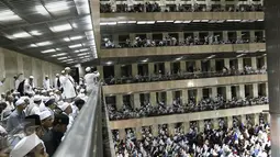 Peserta aksi 112 sedang mengikuti zikir dan tausiyah di Masjid Istiqlal, Jakarta, Sabtu (11/2). (Liputan6.com/Herman Zakharia)