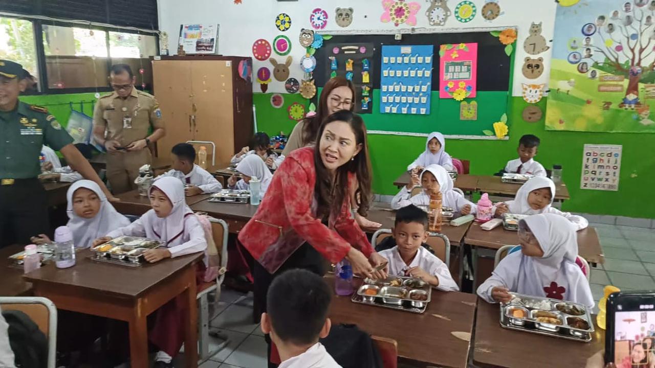 Insiden Sendok Bengkok saat Murid SDN Bangka 01 Pagi Santap Makan Bergizi Gratis Bikin Happy Djarot Kaget