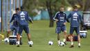 Mauro Icardi (2kanan) dan rekan setimnya berlatih jelang laga kualifikasi Piala Dunia 2018 di Ezeiza, Buenos Aires, (3/10/2017).  Argentina akan melawan Peru pada 6 oktober 2017. (AFP/Juan Mabromata)