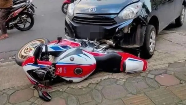 Kasus Mobil Tabrak Motor Sport. (Sumber: Twitter/ezash)
