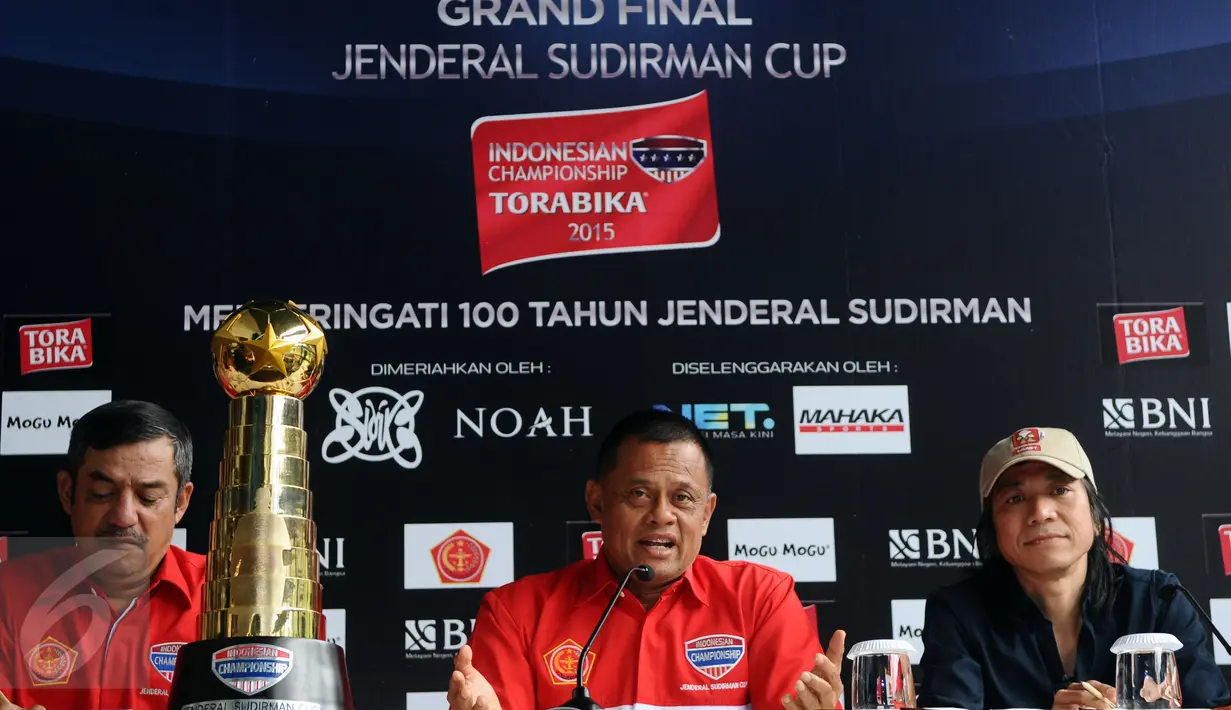 Panglima TNI, Jenderal TNI Gatot Nurmantyo (tengah) memberikan keterangan pelaksanaan final di Jakarta, Rabu (20/1/2016). Final akan mempertemukan Mitra Kukar melawan Semen Padang di Stadion GBK Jakarta. (Liputan6.com/Helmi Fithriansyah)