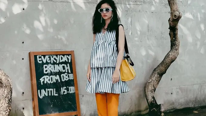 [Bintang] Seperti Fashion Blogger, 5 Padu-padan Celana Ala Febby Rastanty