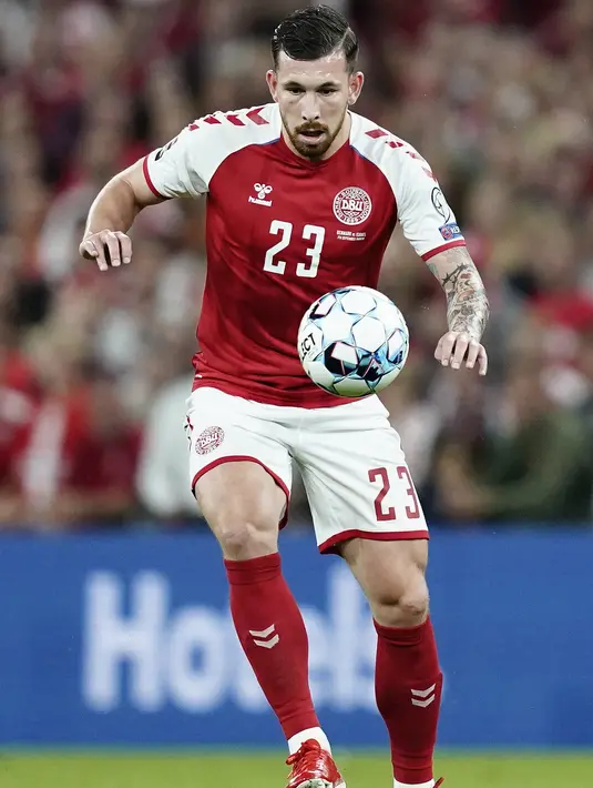Gelandang Denmark, Pierre Hojbjerg mengontrol bola saat bertanding melawan Israel pada pertandingan kualifikasi Grup F Piala Dunia FIFA Qatar 2022 di Kopenhagen (7/9/2021). Kemenangan ini membawa Denmark duduk di puncak klasemen dengan 18 poin. (Mads Claus Rasmussen/Ritzau Scanpix/AFP)