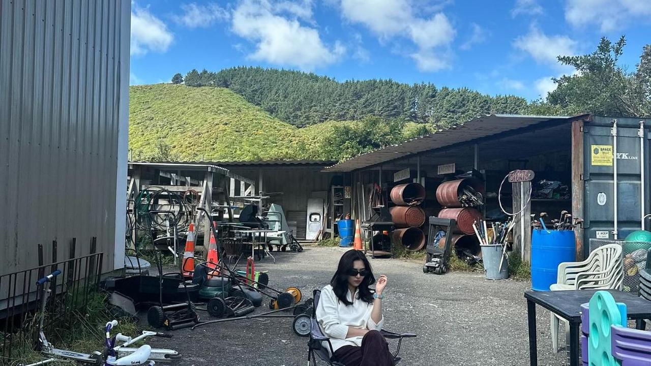 Penampilan Isyana Sarasvati saat liburan di New Zealand menjadi salah satu yang mencuri perhatian. Potretnya disebut begitu cantik.<br>