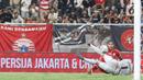 Pesepak bola Persija Jakarta Teuku Raza Fachrezi menyerang ke gawang  Chonburi FC  pada laga persahabatan dalam rangka peresmian Stadion Jakarta International Stadium (JIS) di Jakarta, Minggu (24/7/2022). Pertandingan berakhir imbang dengan skor 3-3. (Liputan6.com/Herman Zakharia)