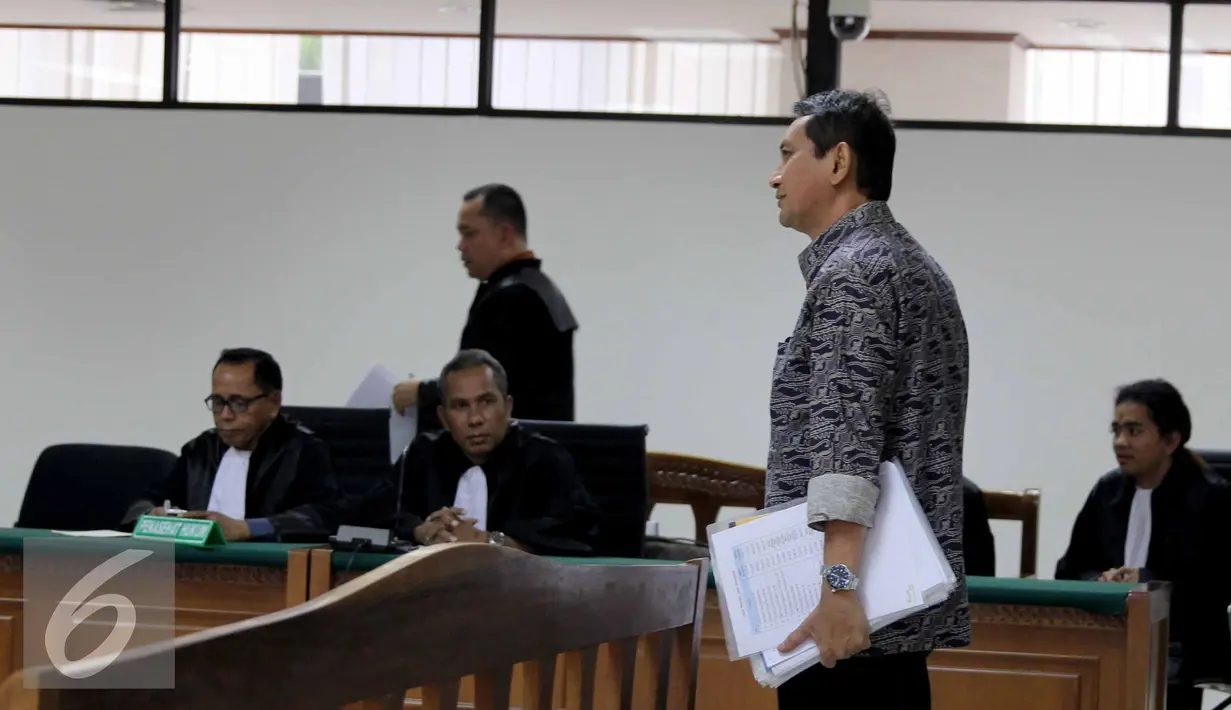 Mantan Kadishub DKI Jakarta, Udar Pristono saat berada di Pengadilan Tipikor, Jakarta, Senin (13/7/2015). Dalam tuntutan Jaksa, Pristono diyakini juga menerima duit gratifikasi pada tahun 2010-2014 dengan total Rp 6,5 miliar. (Liputan6.com/Helmi Afandi)