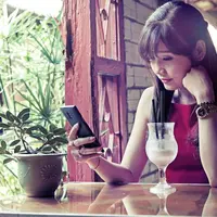 Salah satu cara meredam sedihnya putus cinta adalah dengan punya gebetan baru sebelum putus. (Foto: pexels.com)