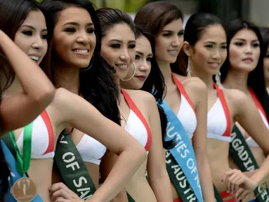 Kontestan Miss Philippines Earth berpose dalam balutan baju renang saat sesi media di Manila, Senin (16/5). Kontes kecantikan tahunan ini fokus mengampanyekan kesadaran akan perubahan iklim. (Noel CELIS/AFP)