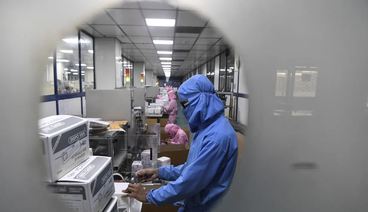 Para pekerja mengemas jarum suntik di pabrik Jarum Suntik Hindustan di Faridabad (2/9/2020). Produsen jarum suntik terbesar di India meningkatkan produksinya untuk menghasilkan satu miliar unit. (AFP/Sajjad Hussain)