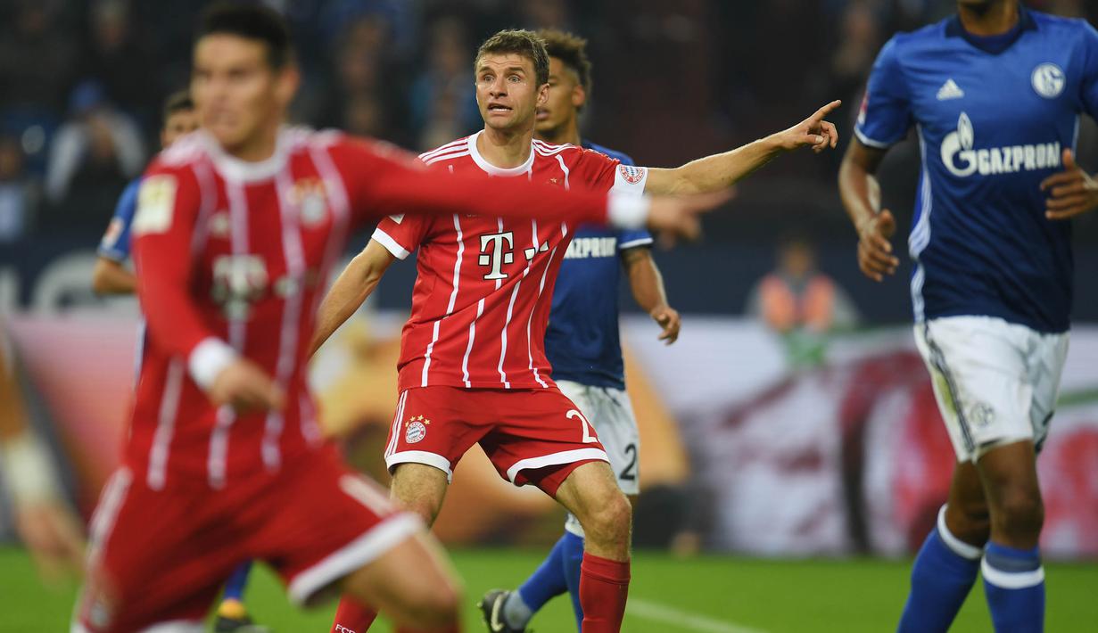Striker Bayern Munchen, Thomas Mueller, saat pertandingan melawan Schalke pada laga Bundesliga, di Stadion Veltins, Selasa (20/9/2017). Bayern Munchen menang 3-0 atas Schalke. (AFP/Patrik Stollarz)