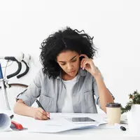 ilustrasi perempuan bekerja/photo created by wayhomestudio - www.freepik.com