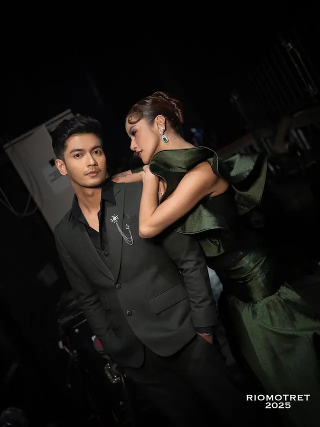 Potret Olla Ramlan dan Teuku Ryan Tampil Serasi, Jadi Sorotan Utama di Infotainment Awards 2025