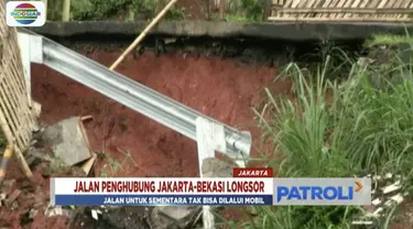 Longsor sepanjang 4 meter di Jalan Tiu, Cipayung, membuat jalan penghubung Bekasi-Jakarta tak bisa dilalui mobil.