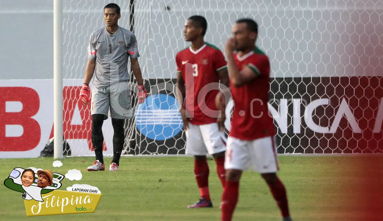 Kiper Indonesia, Kurnia Mega, tampak kecewa usai dibobol Thailand pada laga Piala AFF 2016 di Philippine Sports Stadium, Filipina, Sabtu (19/11/2016). Indonesia kalah 2-4 dari Thailand. (Bola.com/Nicklas Hanoatubun)