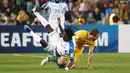 Gelandang Honduras, Alberth Elis, terjatuh saat berebut bola dengan bek Australia, Matthew Jurman, pada laga leg kedua babak play-off Piala Dunia 2018 di Stadion ANZ, Sydney, Rabu (15/11/2017). Australia menang 3-1 atas Honduras. (AP/Daniel Munoz)