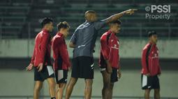 Pelatih Timnas Indonesia, Patrick Kluivert, memberikan arahan kepada anak asuhnya saat sesi latihan jelang menghadapi tuan rumah Jepang dalam Kualifikasi Piala Dunia 2026 zona Asia di Suita City Stadium, Selasa (10/6/2025). (Dok PSSI)
