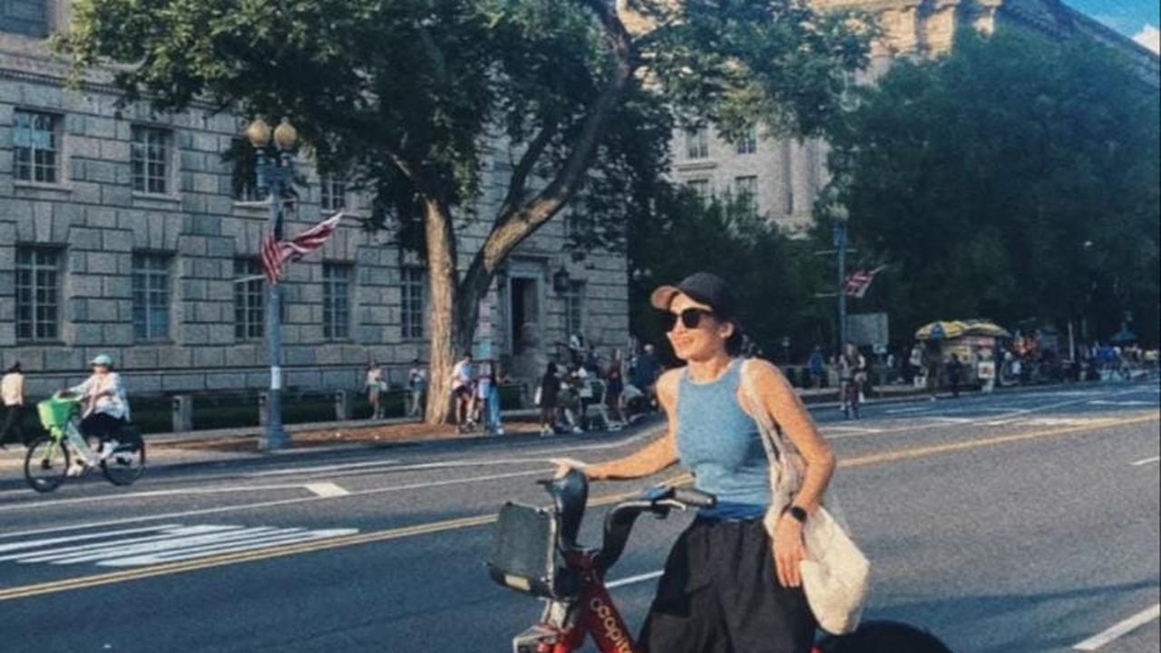 Selama berada di Amerika, sepertinya Enzy lebih sering menggunakan sepeda dibandingkan dengan mobil pribadi. Hal tersebut terlihat dari unggahannya di media sosial.