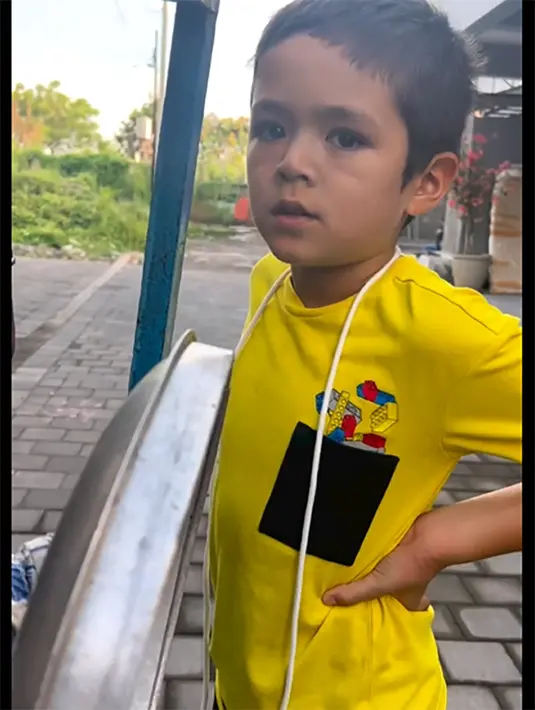 Tampak dalam mangkuknya, ada bakso dan juga pangsit kering. Jedar dan putra sulungnya jajan bakso bakwan Malang keliling yang menggunakan gerobak motor. El juga tak mau menggunakan saos ataupun kecap. [Instagram/inijedar]