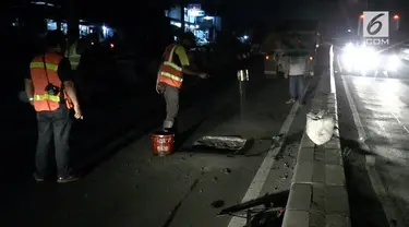 Jelang arus mudik lebaran, penambalan jalan berlubang di ruas jalan raya Serang, Tangerang, Banten, Minggu malam, terus dikebut.