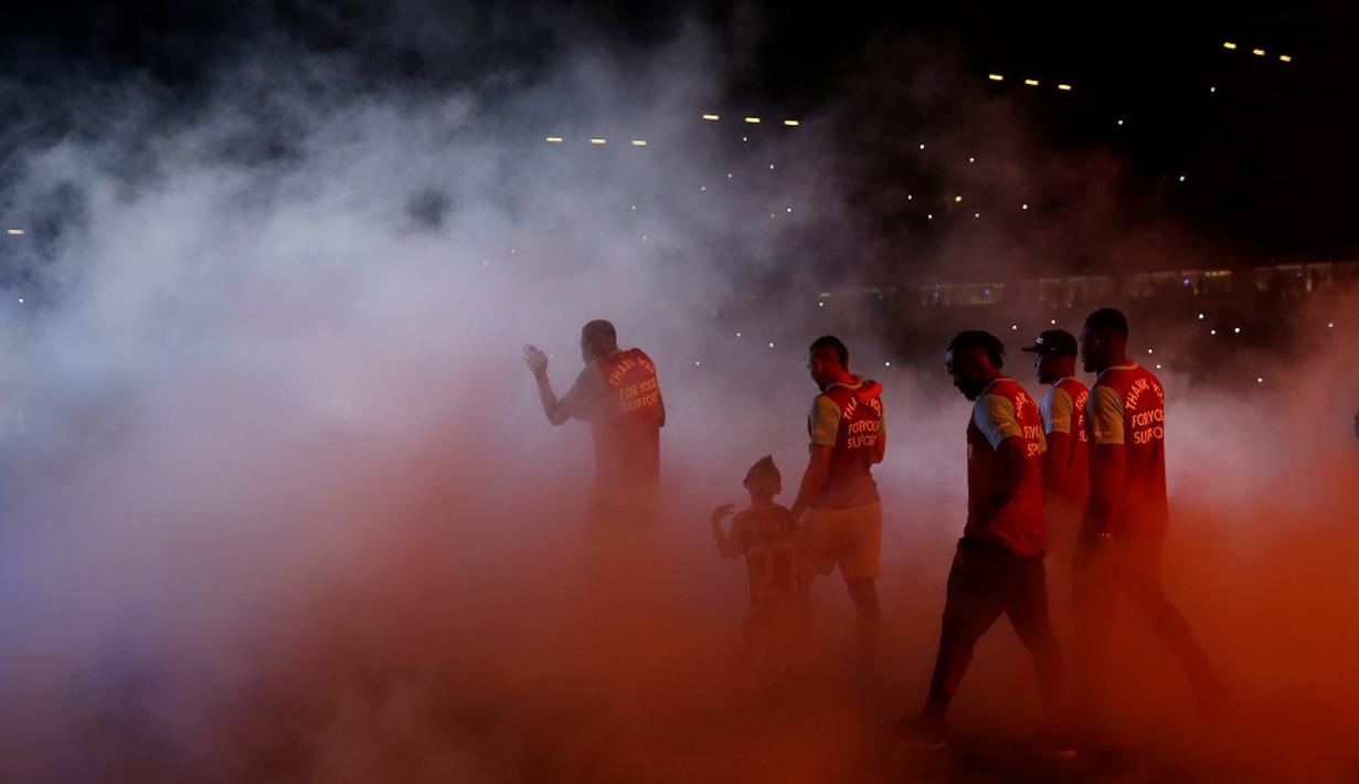 Pemain West Ham United menyambut suporternya saat pesta perpisahan dengan Boleyn Ground seusai bertanding melawan MU. Rabu (11/5/2016) dini hari WIB. (Reuters/Eddie Keogh) 