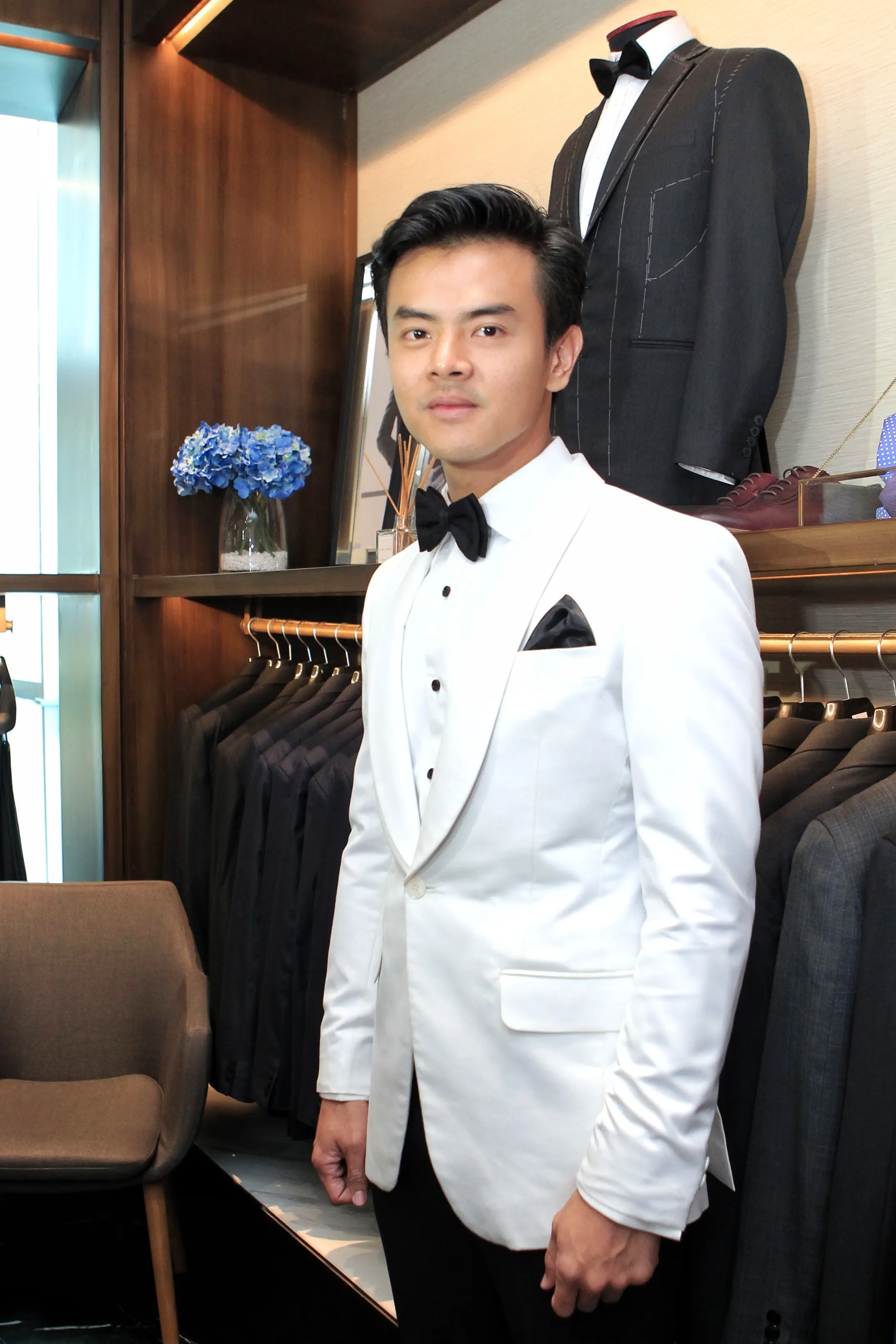 Dion Wiyoko fitting baju pengantin (Adrian Putra/bintang.com)