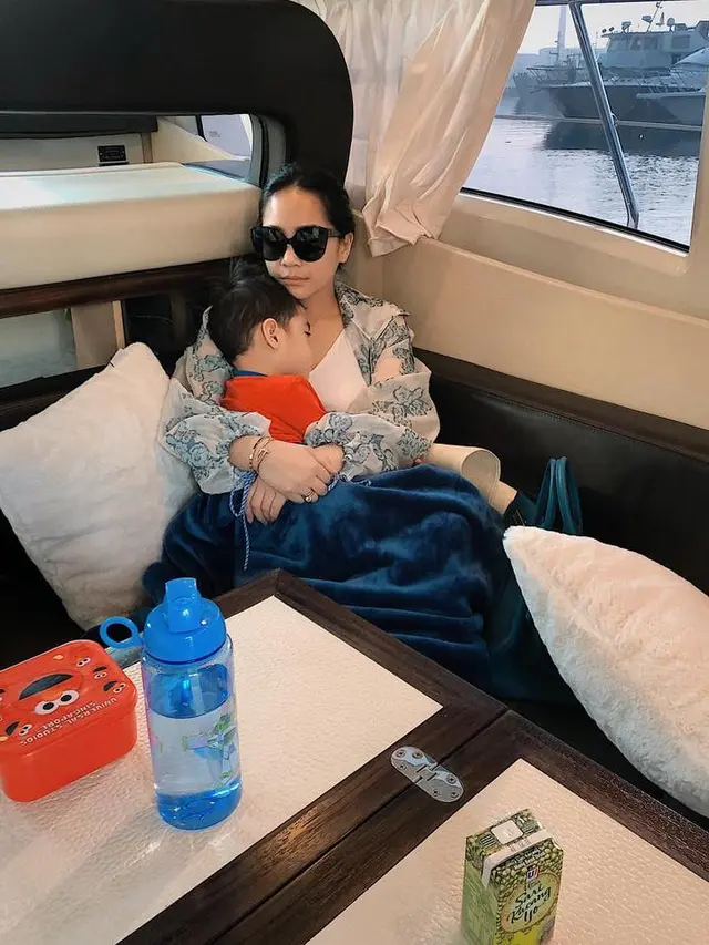 6 Potret Pose Tidur Nagita Slavina yang Tetap Telihat Cantik