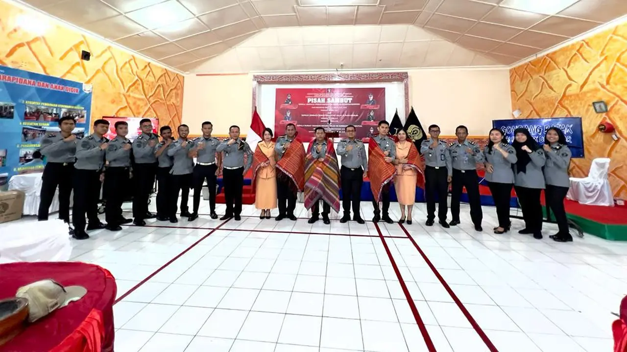 Kepala Rumah Tahanan Negara Kelas IIB Humbang Hasundutan berganti. Acara serah terima jabatan dari Pejabat Lama (Herry Hasudungan Simatupang) kepada Pejabat Baru (Sahat Parsaulian Sihombing) dilakukan pada Selasa (24/10) (Istimewa)