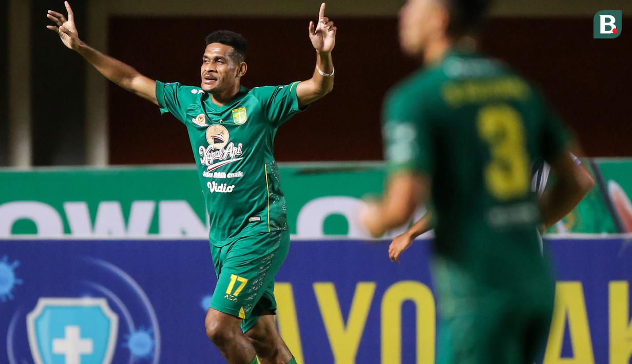 Ricky Kambuaya. Gelandang berusia 25 tahun yang telah dua musim memperkuat Persebaya ini telah resmi direkrut oleh Persib Bandung pada 6 April 2022. Ricky Kambuaya diperkenalkan bersama-sama dengan Rachmat Irianto melalui video animasi singkat di instagram resmi klub. (Bola.com/Bagaskara Lazuardi)