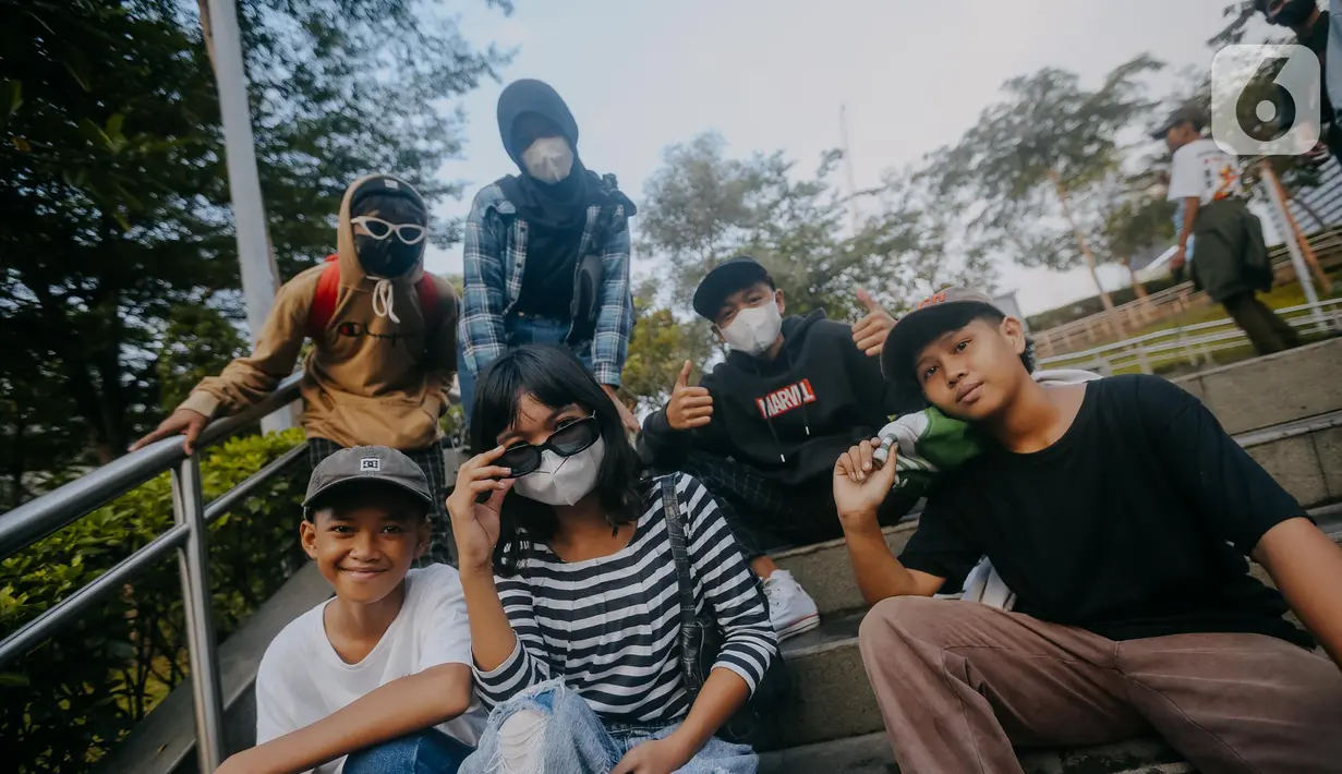 Para remaja dari berbagai daerah di pinggiran Jakarta berpose di Taman Sudirman, Jakarta, Rabu (6/7/2022). Tempat ini viral karena jadi ajang adu fashion anak Citayam, Bekasi hingga Bojong Gede. Mereka mengenakan kemeja flanel oversize, celana model 90-an seperti boot cut
atau cutbray, sneakers klasik, dan topi. (Liputan6.com/Faizal Fanani)