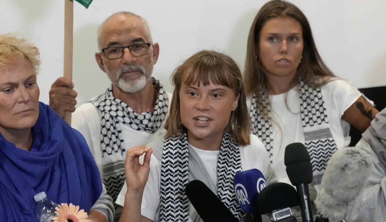 Dalam pernyataannya, Greta Thunberg menyebut armada Global Sumud Flotilla (GSF) sebagai upaya terbesar untuk mematahkan pengepungan ilegal dan tidak manusiawi Israel terhadap Gaza. (AP Photo/Petros Giannakouris)