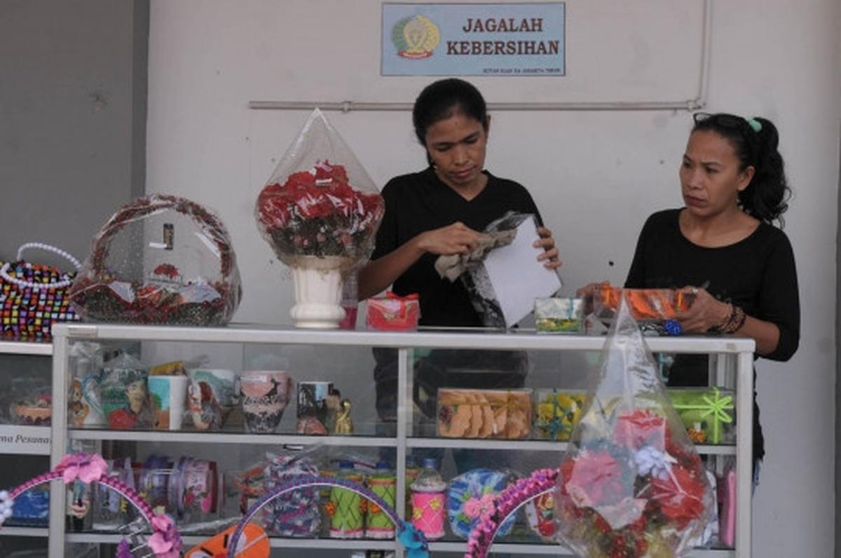 Menteri Khofifah tinjau kegiatan napi wanita di Lapas Pondok Bambu