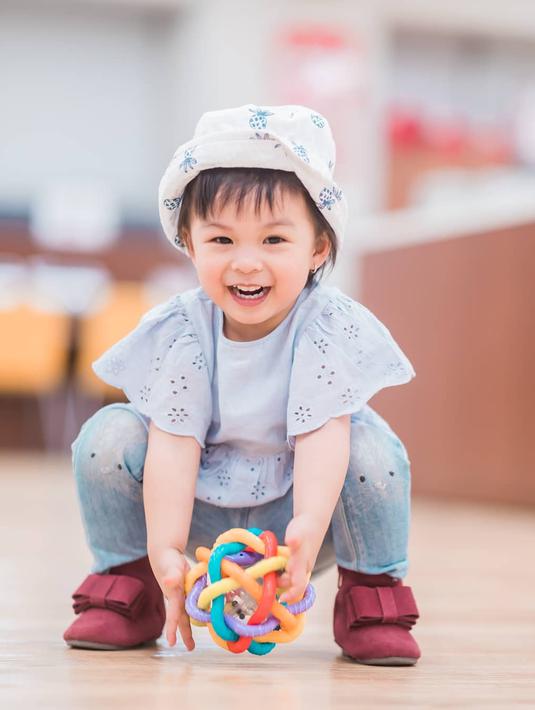 Glenn dan Chelsea Olivia adalah pasangan artis satu ini dikenal menjalan hubungan selama 7 tahun lalu yakin untuk melangkah ke pernikahan. Setelah menikah, mereka dikaruniai seorang anak. Dia adalah Nastusha Olivia Alinskie. (Liputan6.com/glennalinskie)