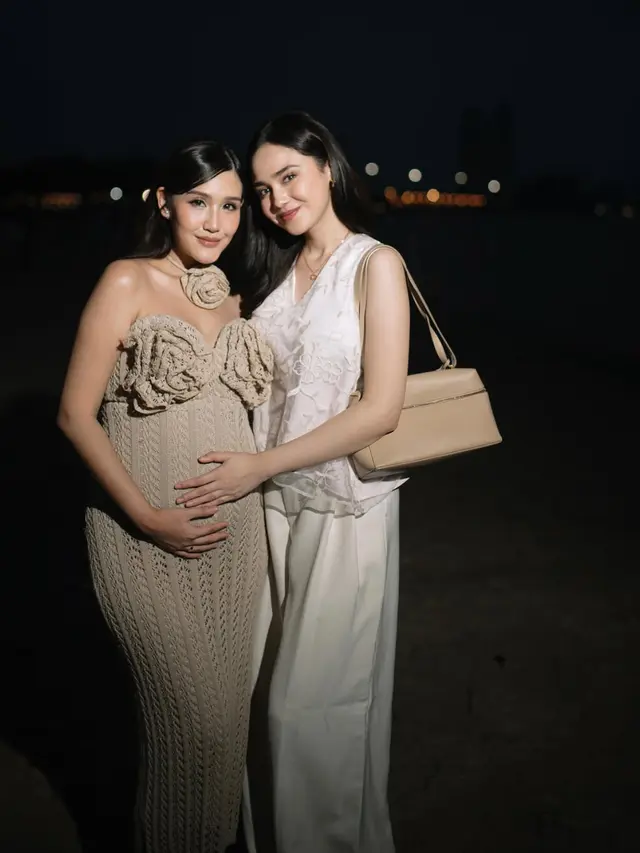 Makeup Syifa Hadju Baby Shower sahabat pakai baju putih. [@syifahadju]
