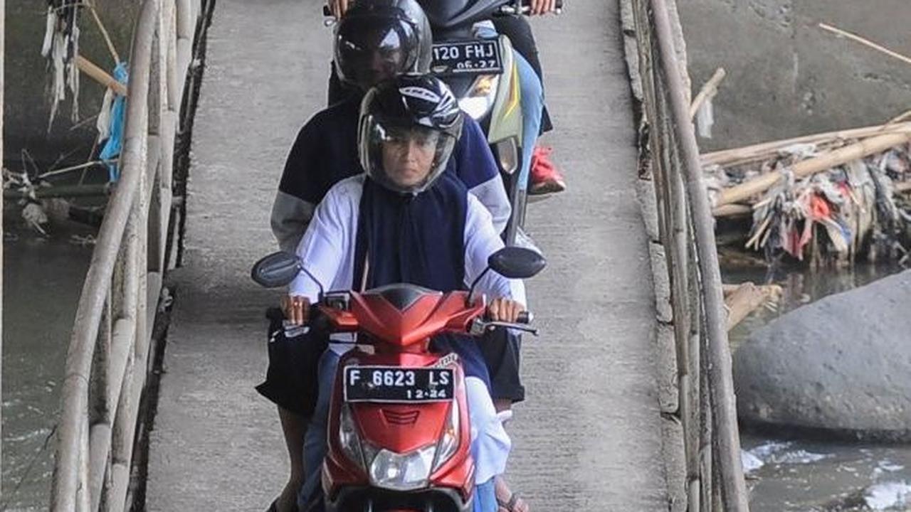 Pengendara sepeda motor saat menggunakan jalur alternatif khusus motor saat menuju arah Puncak di  kawasan Katulampa,  Bogor. Foto: merdeka.com / Arie Basuki