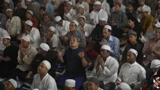 Ribuan jemaah dari berbagai wilayah di Indonesia berdoa usai melakukan salat tarawih di Jalan Pahlawan, Bogor, Jawa Barat, Kamis (20/3/2025). (merdeka.com/Arie Basuki)