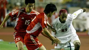Rochy Putiray (putih) saat memperkuat Timnas Indonesia melawan Timnas China di fase grup Piala Asia 2004. (AFP/Frederic Brown)