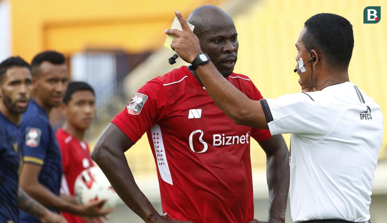 Laga baru berjalan 15 menit, wasit asal Jakarta, Gedion F Dapaherang harus mengusir pemain Persik Kediri OK Jhon karena mendapatkan kartu kuning kedua saat melawan Persela Lamongan. (Foto: Bola.com/Ikhwan Yanuar)