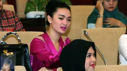 Penyanyi Dangdut Zaskia Gotik saat mengikuti Sosialisasi 4 Pilar di Komplek Parlemen Senayan, Jakarta, (7/4). Sosialisasi 4 pilar ini di gagas oleh fraksi PKB mengajak serta para pekerja seni.(Liputan6.com/JohanTallo)