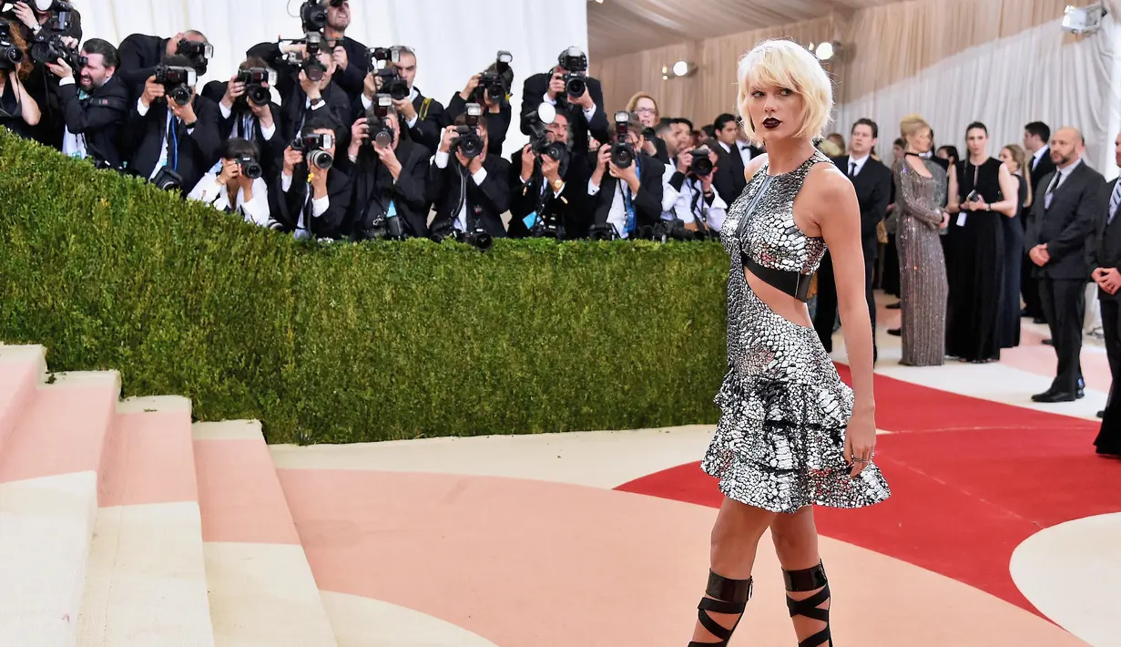 Dilansir dari AceShowbiz, seorang penggemarnya yang bernama Stephanie menceritakan cara Taylor Swift mengubah diri dan hidupnya. (MIKE COPPOLA/GETTY IMAGES NORTH AMERICA/AFP)