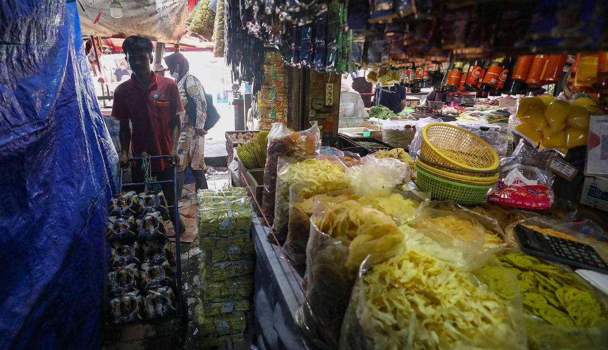Diketahui, pendorong utama inflasi bulanan masih berasal dari kelompok makanan, minuman, dan tembakau yang mencatat inflasi 1,07% mark to market (mtm) dengan andil 0,32 persen. Tampak dalam foto, aktivitas pedagang dan pembeli di pasar tradisional di Palmerah Jakarta, Jumat (3/4/2026). (merdeka.com/Arie Basuki)