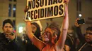 Seorang aktivis Pro-aborsi memegang spanduk saat melakukan aksi protes di pusat kota Lima, Peru, (12/8/2015). Mereka menuntut pemerintah peru untuk mengubah Undang Undang Aborsi dalam kasus pemerkosaan. (REUTERS/Guadalupe Pardo)