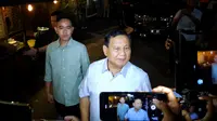 Pertemuan Ketua Umum Partai Gerindra Prabowo Subianto dengan Gibran Rakabuming Raka di Angkringan Omah Semar, Solo pada Jumat (19/5) malam.(Liputan6.com/Fajar Abrori)