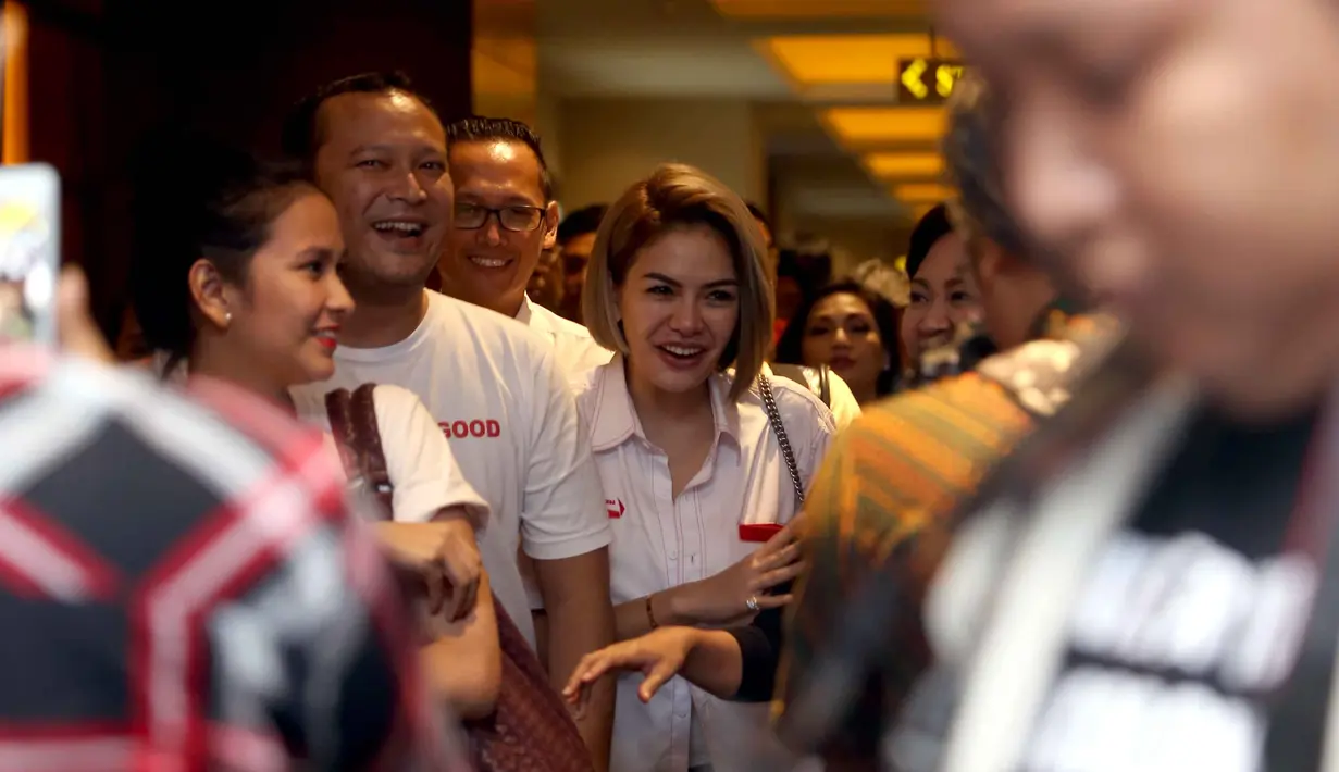 Nikita saat itu mengisyaratkan bahawa rumah tangga pasanga Aming dan Evelyn sedang dalam masalah. Meminta Evelyn untuk selalu semangat dan sabar. Niki memberikan hastag "jadi janda gak ada salahnya kok". (Nurwahyunan/Bintang.com)