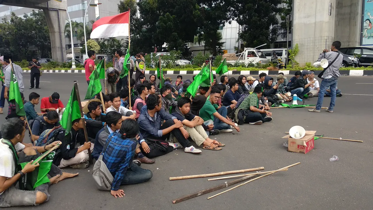 Puluhan kader Himpunan Mahasiswa Islam (HMI) Cabang Ciputat, Tangerang Selatan menggelar aksi unjuk rasa di depan Mabes Polri, Jalan Trunojoyo, Jakarta Selatan, Kamis (20/9/2018) siang.