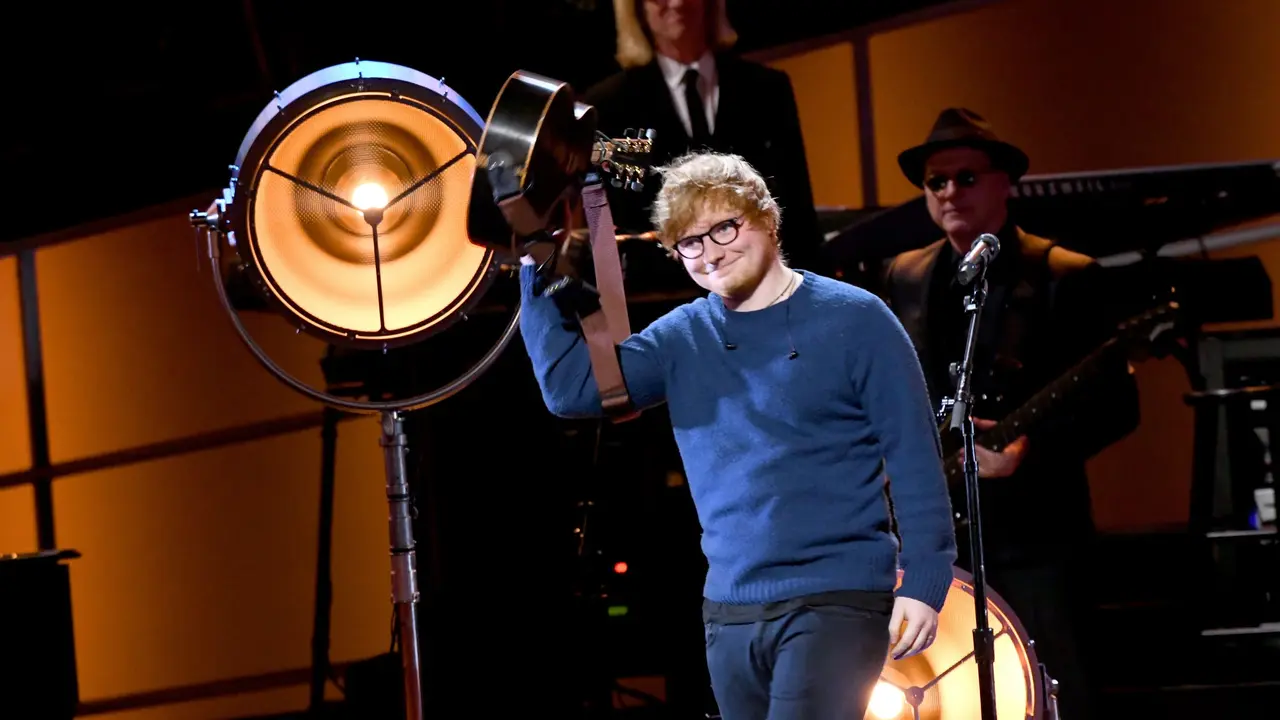 Pesona Ed Sheeran saat Berkaca Mata dan Bermain Gitar Diatas Panggung