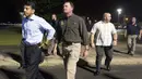 Gubernur Louisiana Bobby Jindal (kiri) saat meninggalkan gedung bioskop Lafayette , Louisiana, AS, Kamis (23/7/ 2015). Kabarnya Penembakan itu terjadi pukul 19.00 waktu setempat di saat mereka menonton film " Train Wreck ". (REUTERS/Lee Celano)